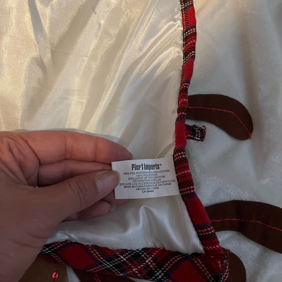 Pier 1 imports tree skirt. - Picture 4 of 5